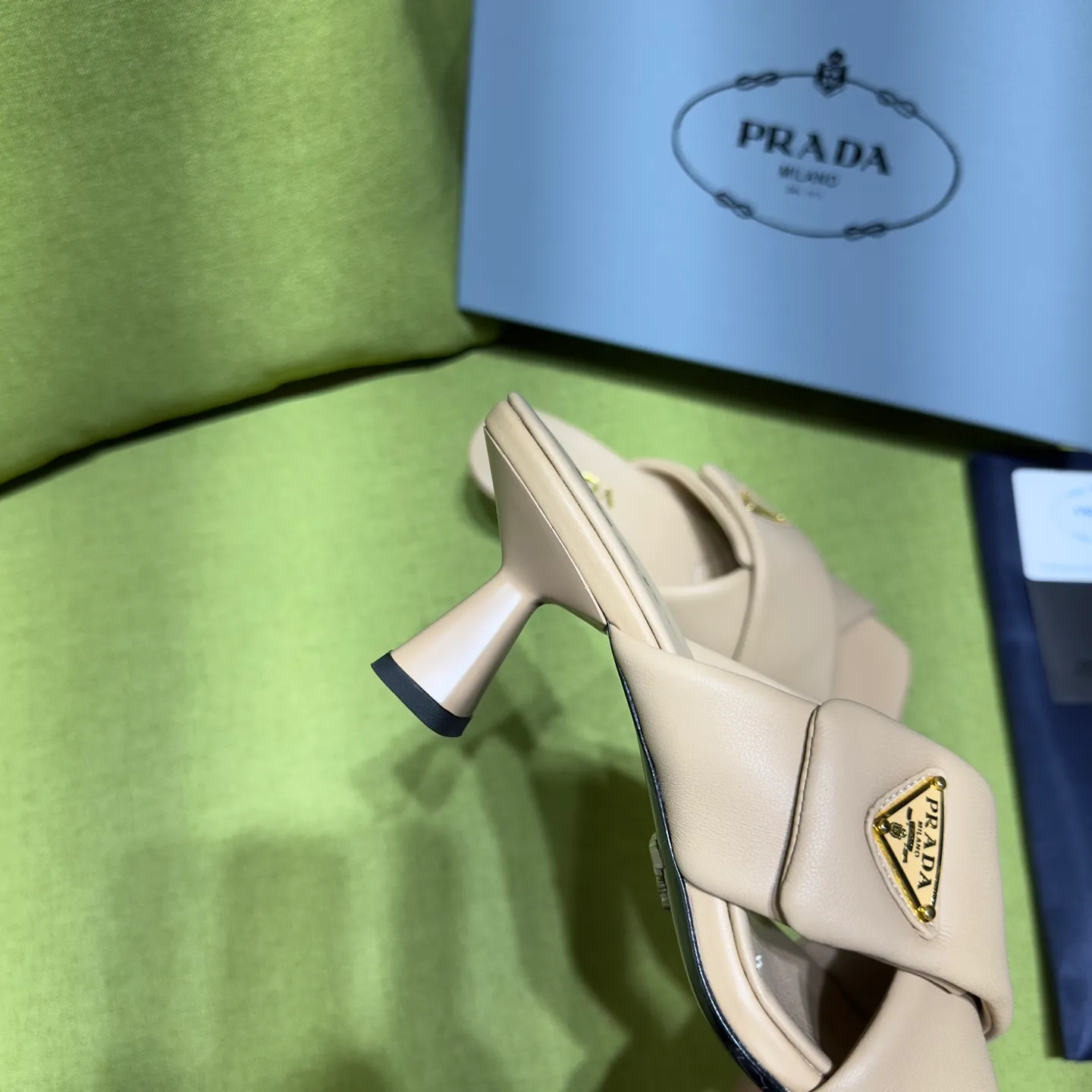 👟👟Ex-factory price 540👟👟 Prada 25ss new style for early spring🔥🔥✨ 🌟 Recommended by major bloggers in Xiaohongshu, developed 1-1 to highlight classic charm. Open molded outsole. Imported mixed breed sheep lining. This sandal embodies a modern design with Nappa leather, a soft-touch padding that accentuates the silhouette. Decorated with an enameled triangle metal logo for added recognition. Enamel-coated metal triangle logo Leather sole decorated with metal letter logo Lacquered heel, height 65 mm Size: 35 to 42 (40-42 customized, non-refundable)